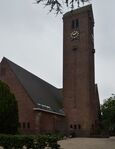 De ingang van de voormalige kerk en de kerktoren.
              <br/>
              Richard Keijzer, 2014-09-07